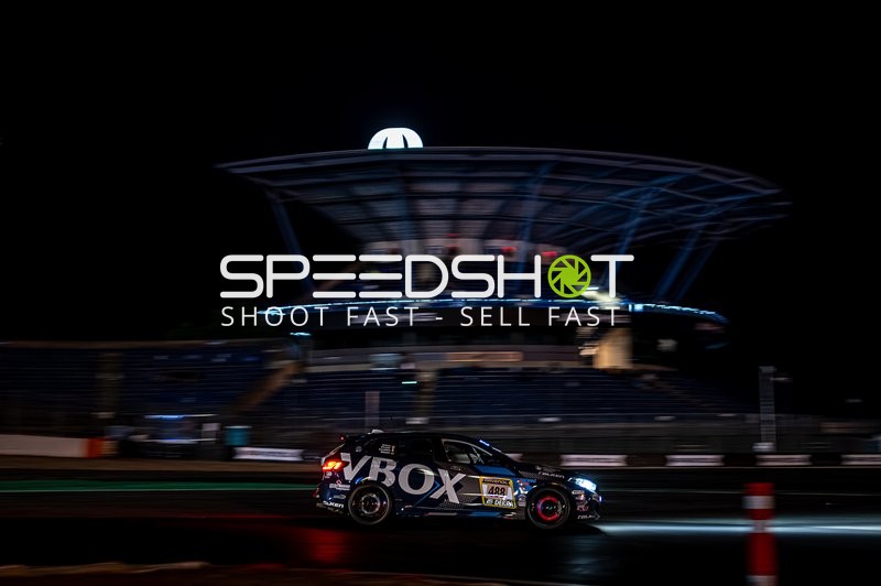 Rennfahrzeug auf der Rennstrecke