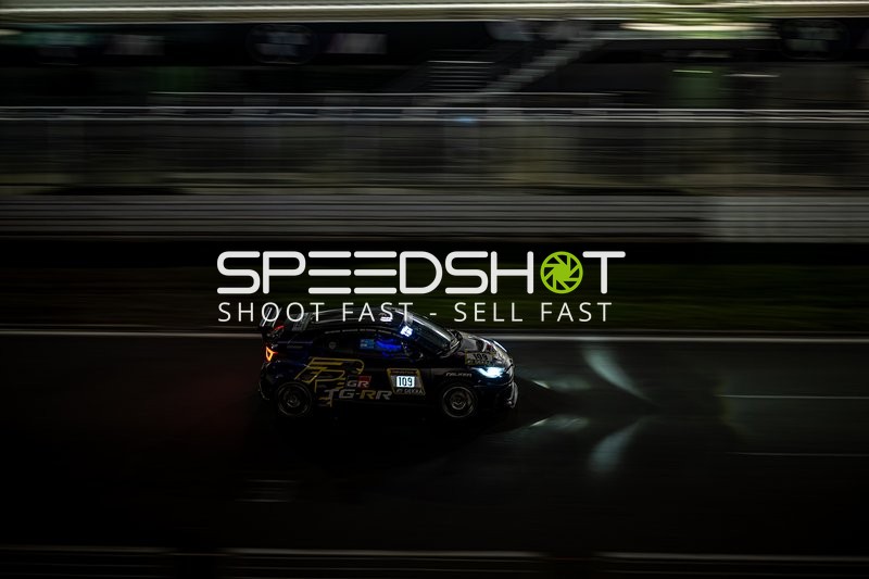 Rennfahrzeug auf der Rennstrecke