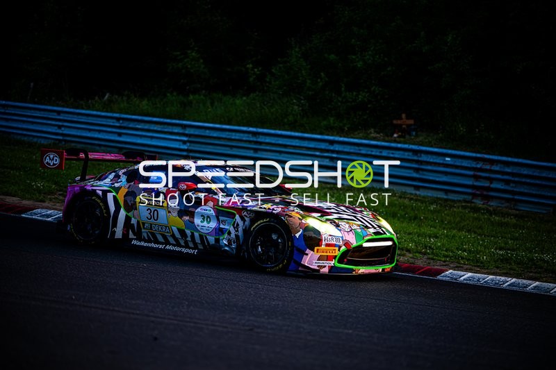 Rennfahrzeug auf der Rennstrecke