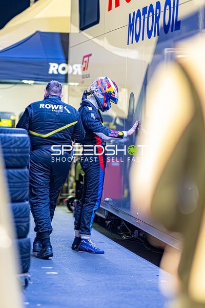 Boxengassen-Szene beim 24h Rennen 2025