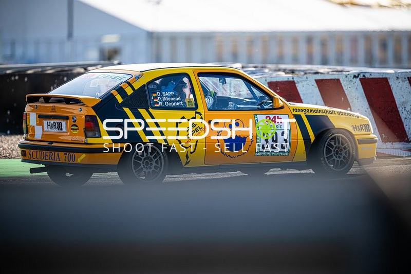 Klassischer Rennwagen auf der Rennstrecke