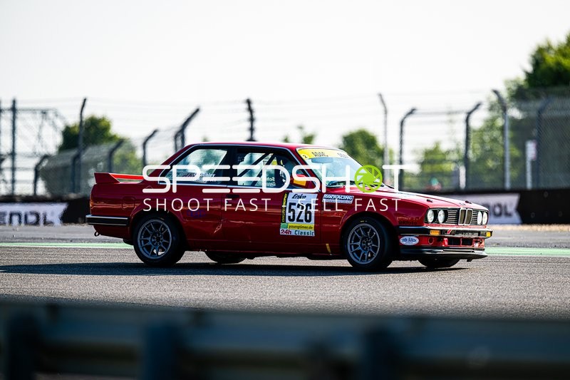 Klassischer Rennwagen auf der Rennstrecke