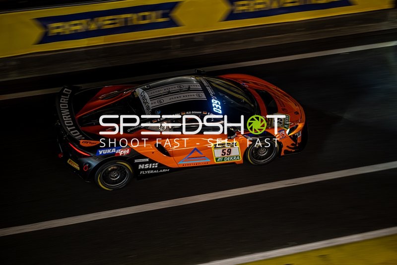 Rennfahrzeug in der Boxengasse