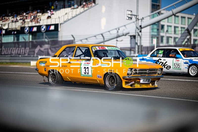 Klassisches Rennfahrzeug auf der Rennstrecke