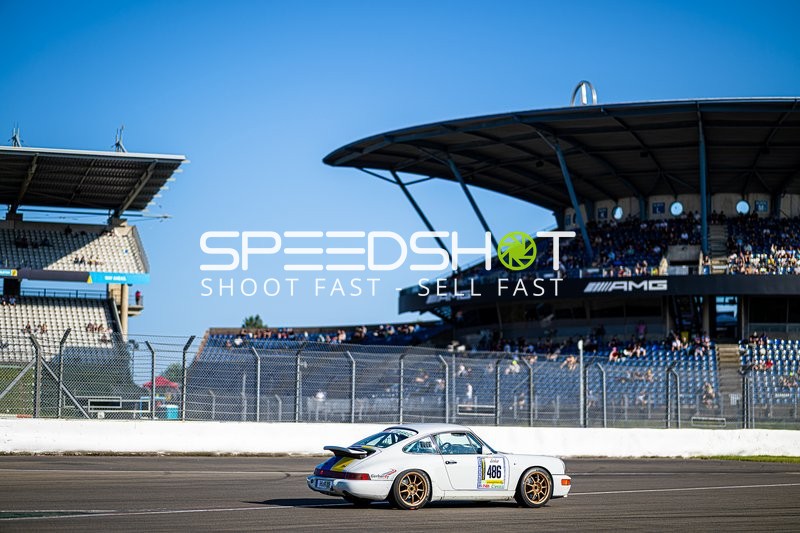 Klassischer Rennwagen auf der Rennstrecke