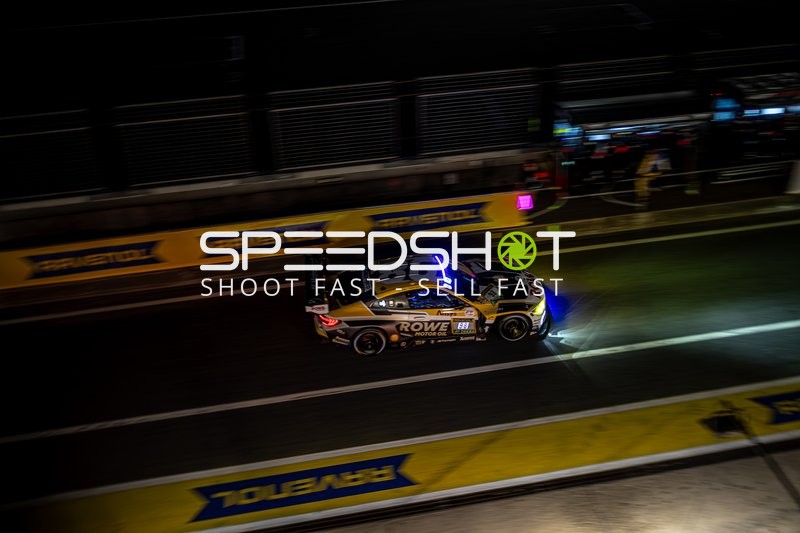 Rennfahrzeug in der Boxengasse