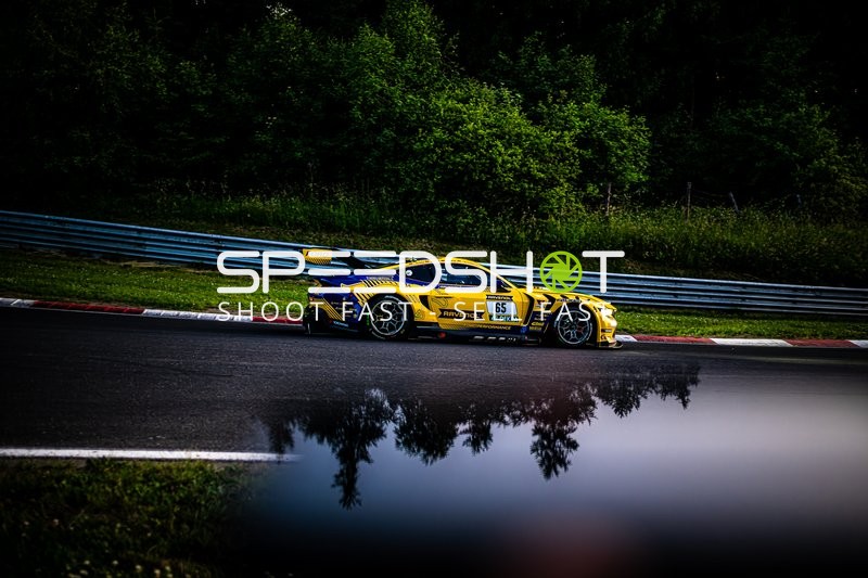 Rennwagen auf der Rennstrecke