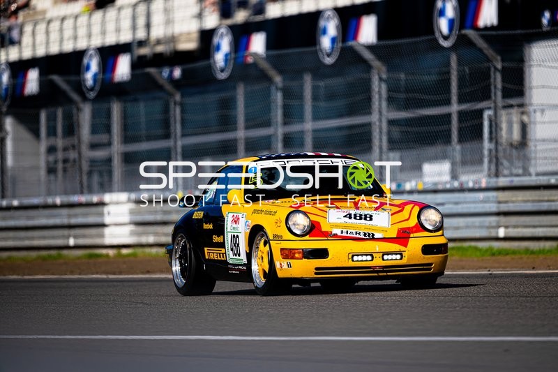 Klassischer Porsche 911 auf der Rennstrecke