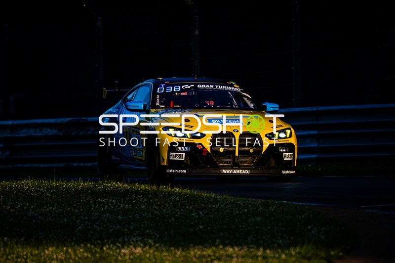 Rennfahrzeug mit Startnummer 150 auf der Rennstrecke