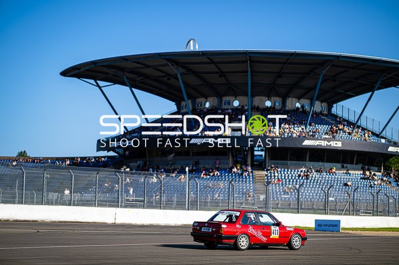 Rennwagen {null_411} auf Strecke