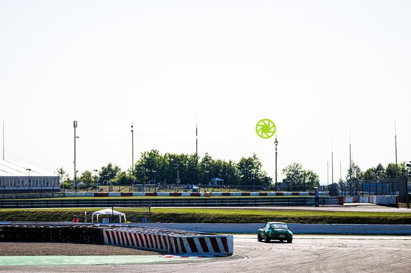 Rennfahrzeug auf der Rennstrecke