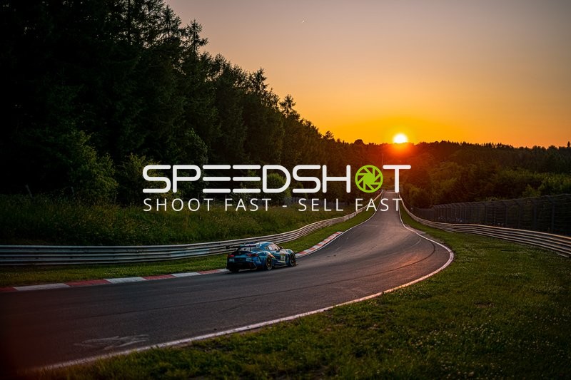 Rennfahrzeug bei Sonnenuntergang