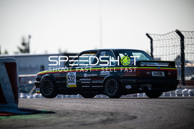 Klassischer BMW Rennwagen auf der Rennstrecke