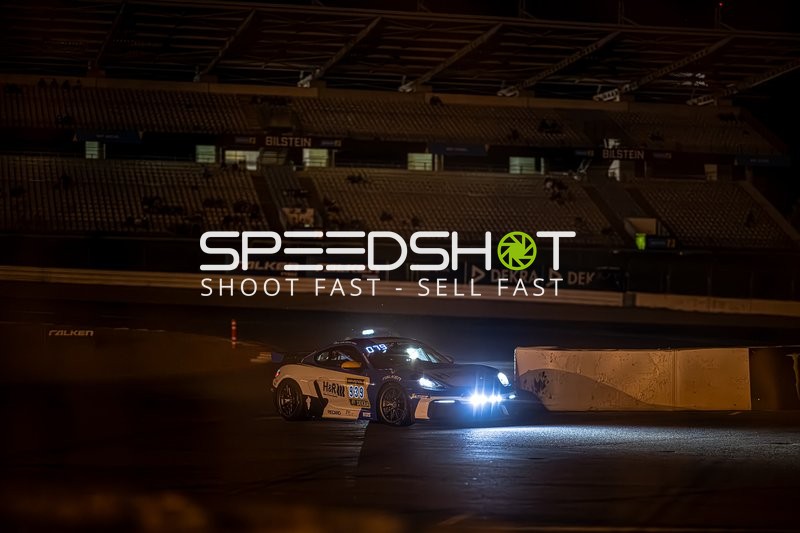 Rennfahrzeug bei Nacht am Nürburgring