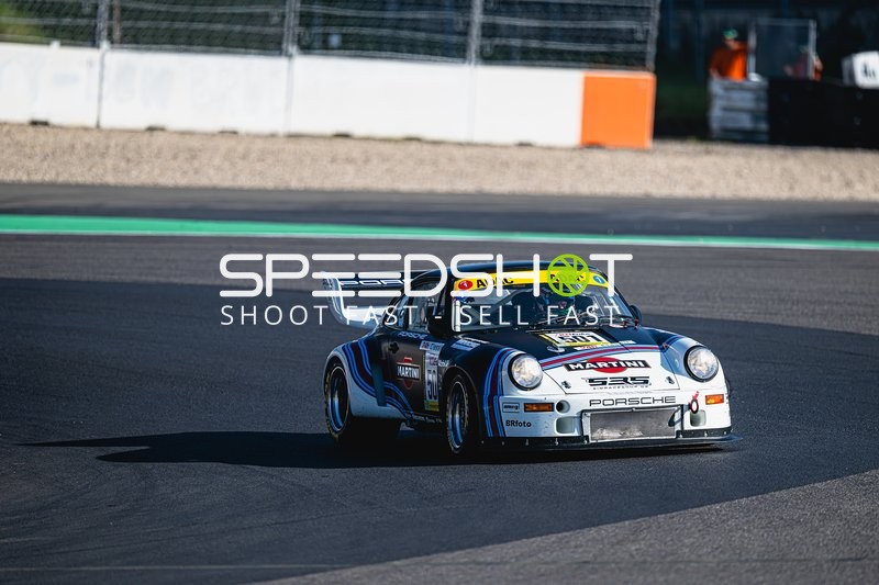 Klassischer Porsche auf der Rennstrecke