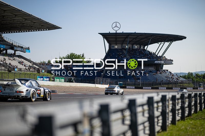 Rennfahrzeuge auf der Rennstrecke