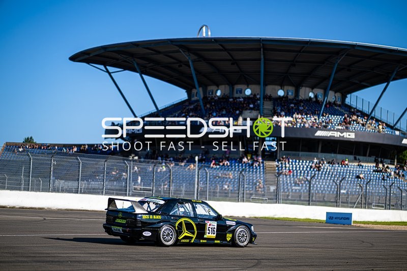 Rennfahrzeug auf der Rennstrecke