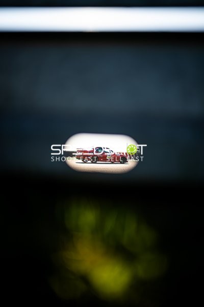 Rennfahrzeug auf der Rennstrecke