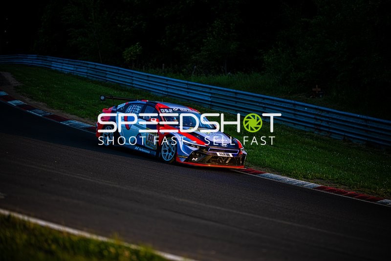 Rennfahrzeug auf der Rennstrecke