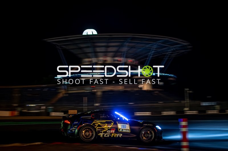 Rennfahrzeug bei Nacht am Nürburgring