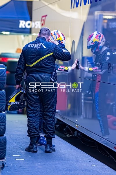 Boxengassen-Szene beim 24h Rennen 2025