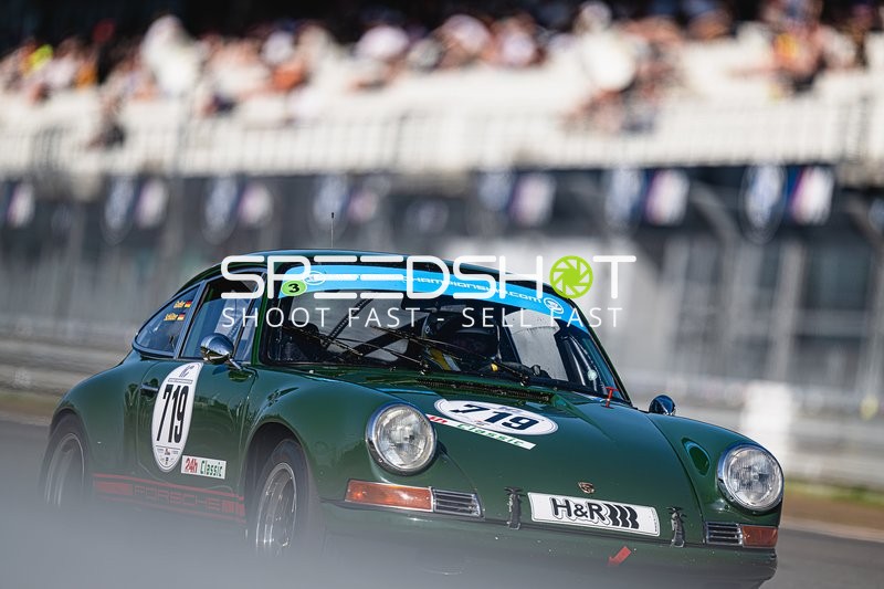 Historischer Porsche auf der Rennstrecke