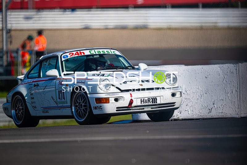 Rennfahrzeug auf der Strecke