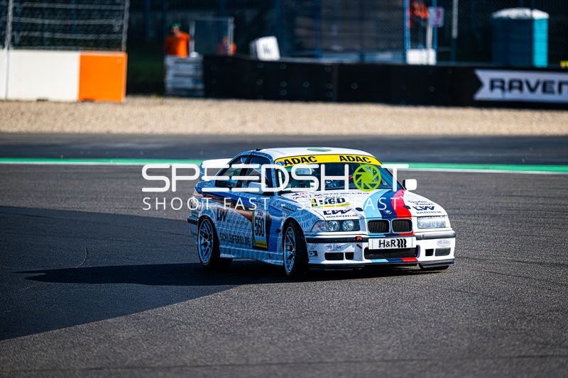 Rennfahrzeug auf der Rennstrecke