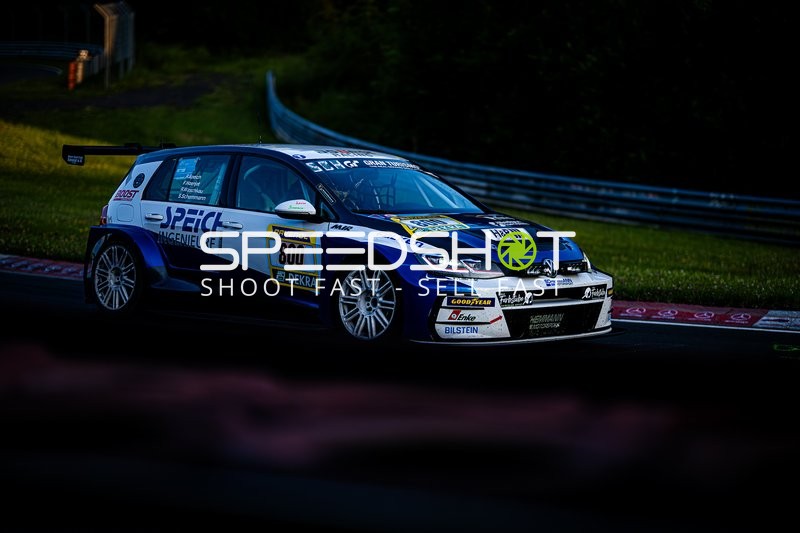 Rennfahrzeug auf der Rennstrecke