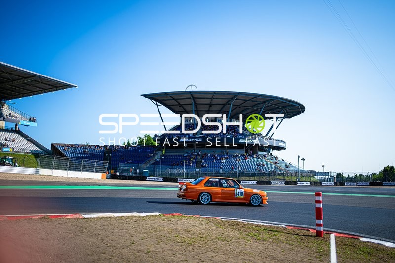 Rennfahrzeug auf der Rennstrecke