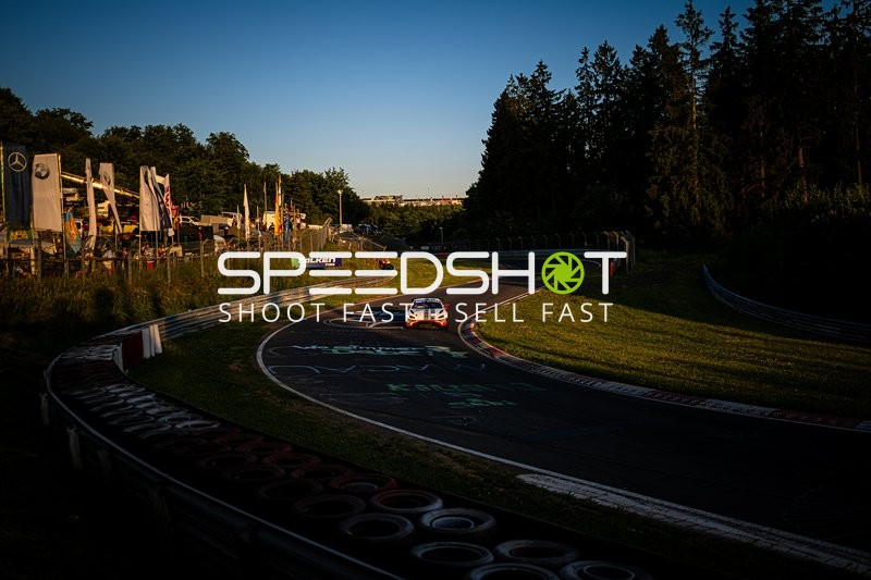 Rennfahrzeug auf der Strecke