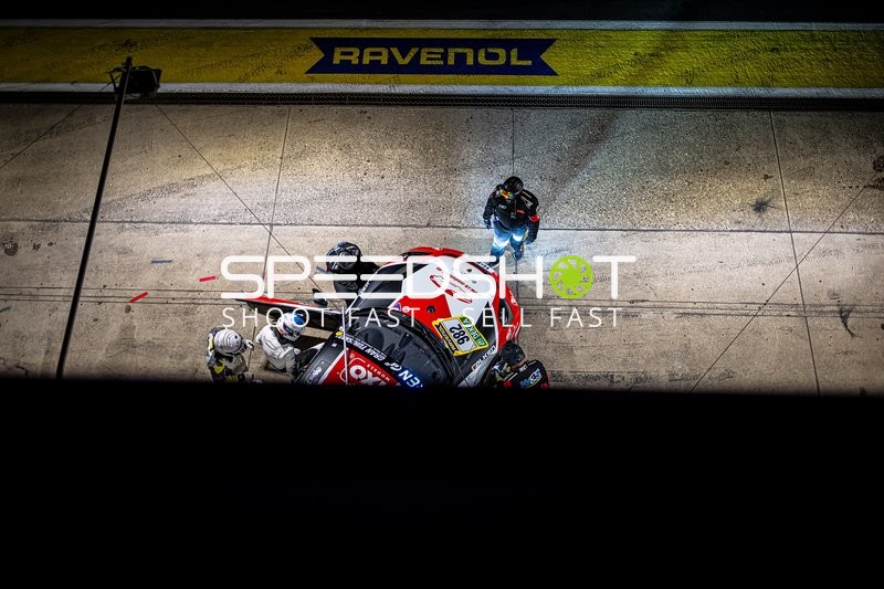 Rennfahrzeug in der Boxengasse