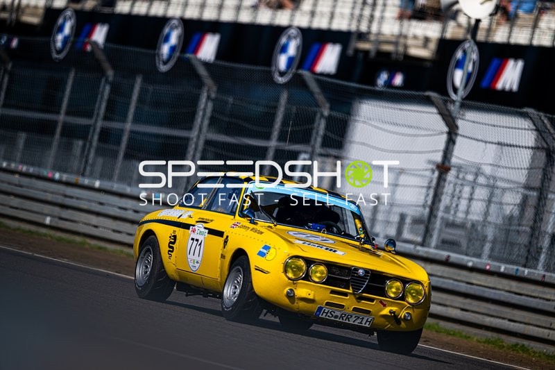 Klassisches Rennfahrzeug auf der Rennstrecke