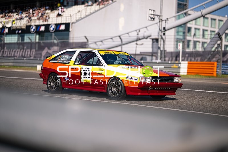 Youngtimer Rennfahrzeug auf der Rennstrecke