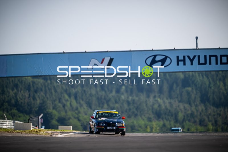 Rennfahrzeug auf der Rennstrecke