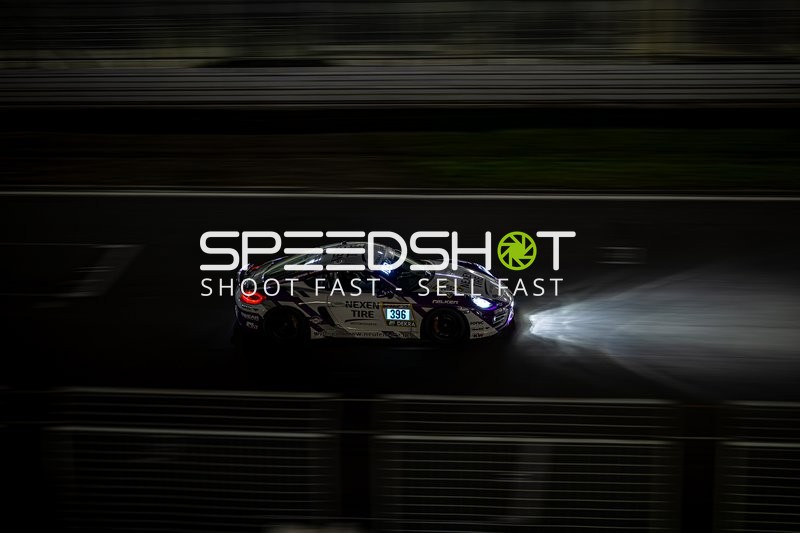 Rennfahrzeug mit Startnummer 396 auf der Rennstrecke