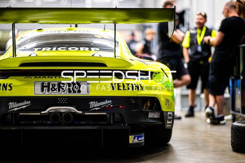 Rennfahrzeug in der Boxengasse