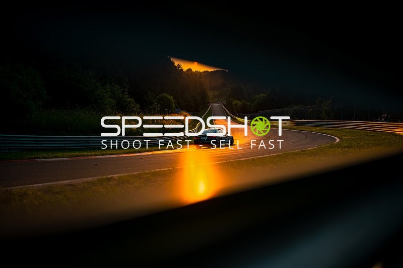 Rennfahrzeug auf der Strecke