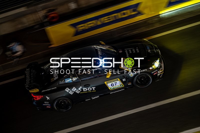 Rennfahrzeug in der Boxengasse