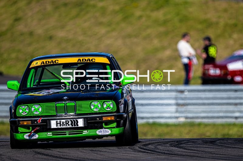 Klassischer BMW auf der Rennstrecke