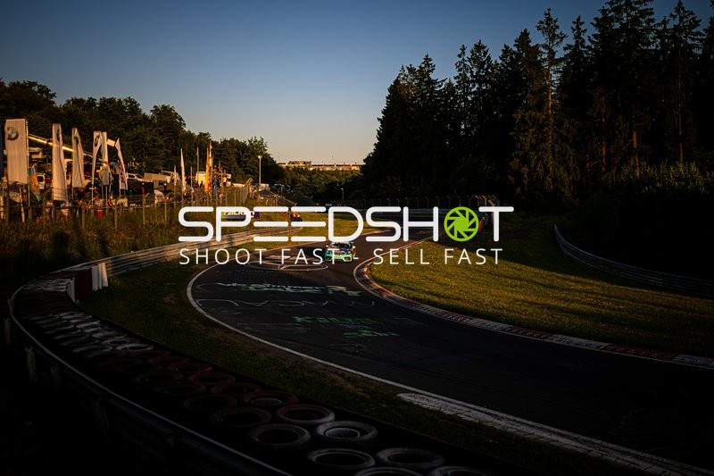 Rennfahrzeug auf der Rennstrecke