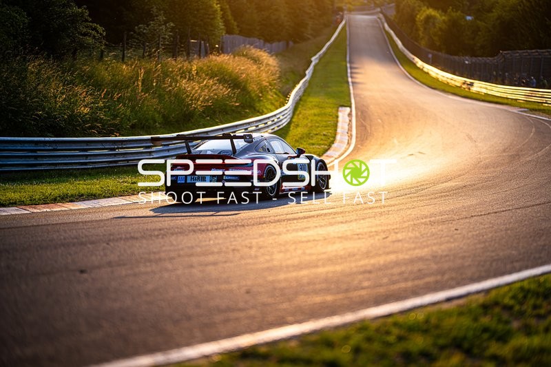 Rennfahrzeug auf der Rennstrecke