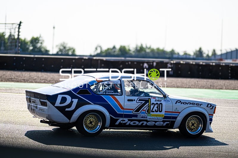 Klassischer Rennwagen auf der Rennstrecke