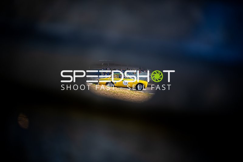 Klassisches Rennfahrzeug auf der Rennstrecke