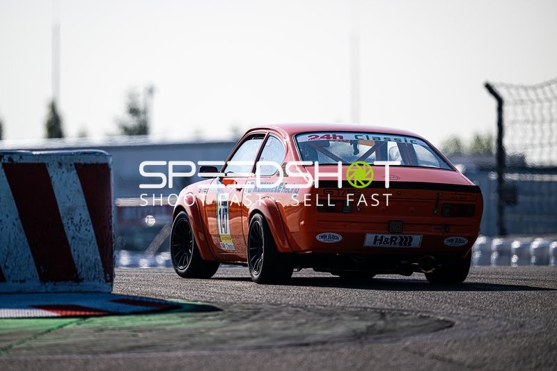 Klassischer Rennwagen auf der Rennstrecke