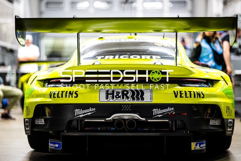 Porsche in der Boxengasse