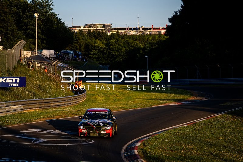 Rennwagen auf Strecke