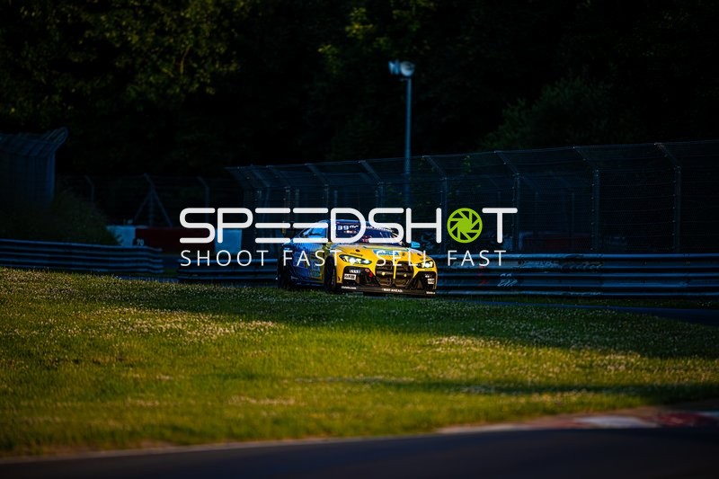 BMW M4 GT4 EVO auf der Rennstrecke