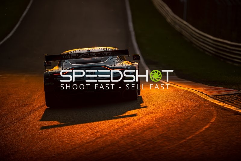 Rennfahrzeug auf der Strecke