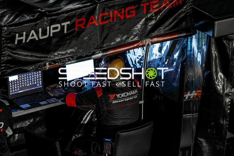 Mechaniker im Rennzelt